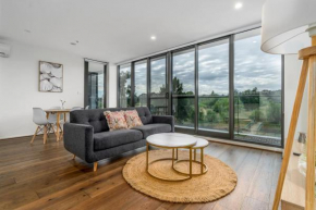 Stylish 2BR Apt 5 mins to Canberra Hospital